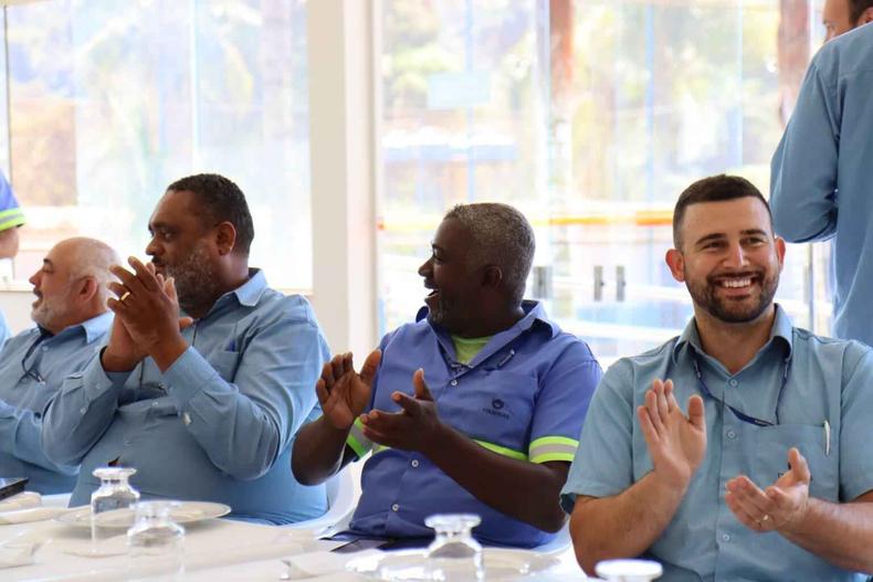 A Itaminas desenvolveu para seus colaboradores o programa DYNAMIS , que tem como objetivo principal desenvolver habilidades dos líderes da empresa, para que a empresa seja mais humanizada.(foto: Reprodução/ Itaminas) Funcionários da Itaminas