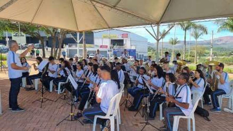 A Banda Municipal Sarzedense animou a inauguração da Praça(foto: Divulgação/Itaminas) A Banda Municipal Sarzedense
