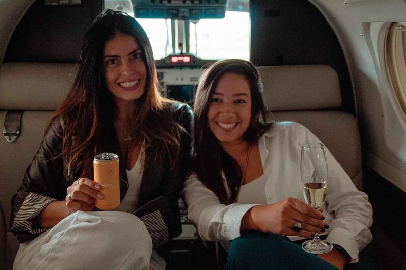 'Nós duas queríamos entregar para o mercado de vinhos algo diferente e inovador', explica Cassiana Schiavon (direita), com a sócia Maria Fernanda Gambogi(foto: Bárbara Moreira/Divulgação) as socias da like wine Maria Fernanda Gambogi e Cassiana Schiavon espumante em lata