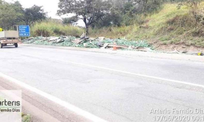 Acidente aconteceu na altura do km 618 no sentido São Paulo(foto: Divulgação/Arteris Fernão Dias) Acidente aconteceu na altura do km 618 no sentido São Paulo(foto: Divulgação/Arteris Fernão Dias)